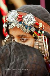 Image du Maroc Professionnelle de  Une jeune fille du désert pose en tenue traditionnelle durant le grand Moussem de Tan Tan. Ce grand rassemblement est organisé dans un site désertique sur lequel la ville de Tan Tan a toujours accueilli la majorité des tribus et des grandes familles nomades du désert lors d'un grand moussem, Samedi 18 septembre 2004. (Photo / Abdeljalil Bounhar)




